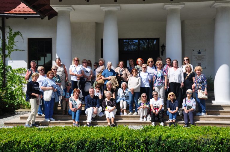 grupa seniorów przed domem