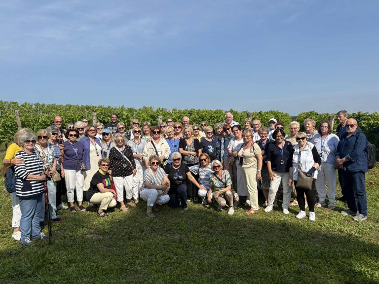 GRUPA SENIORÓW PRZY KRZEWACH WINNYCH